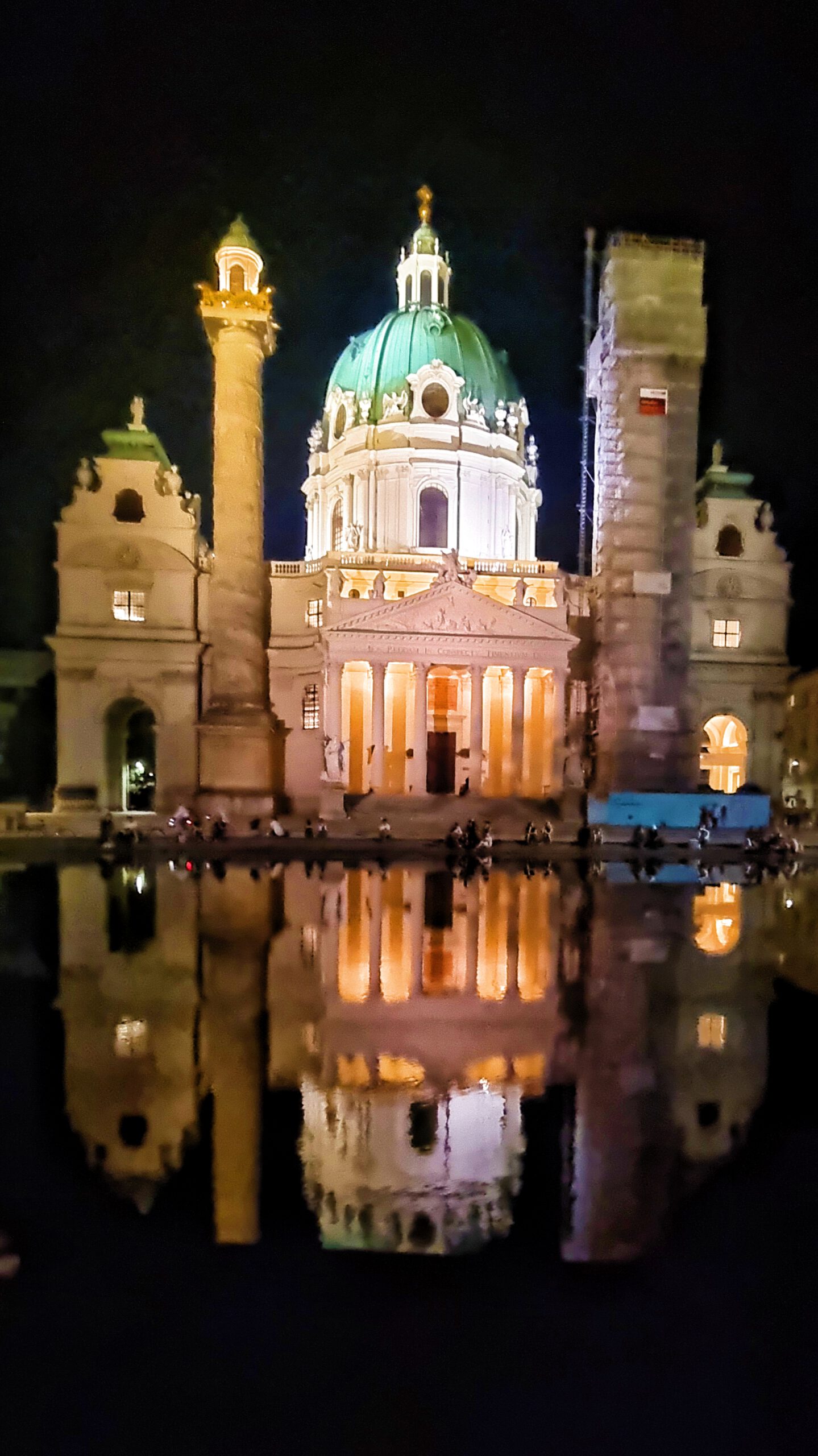 Karlskirche Resselpark bei Nacht
