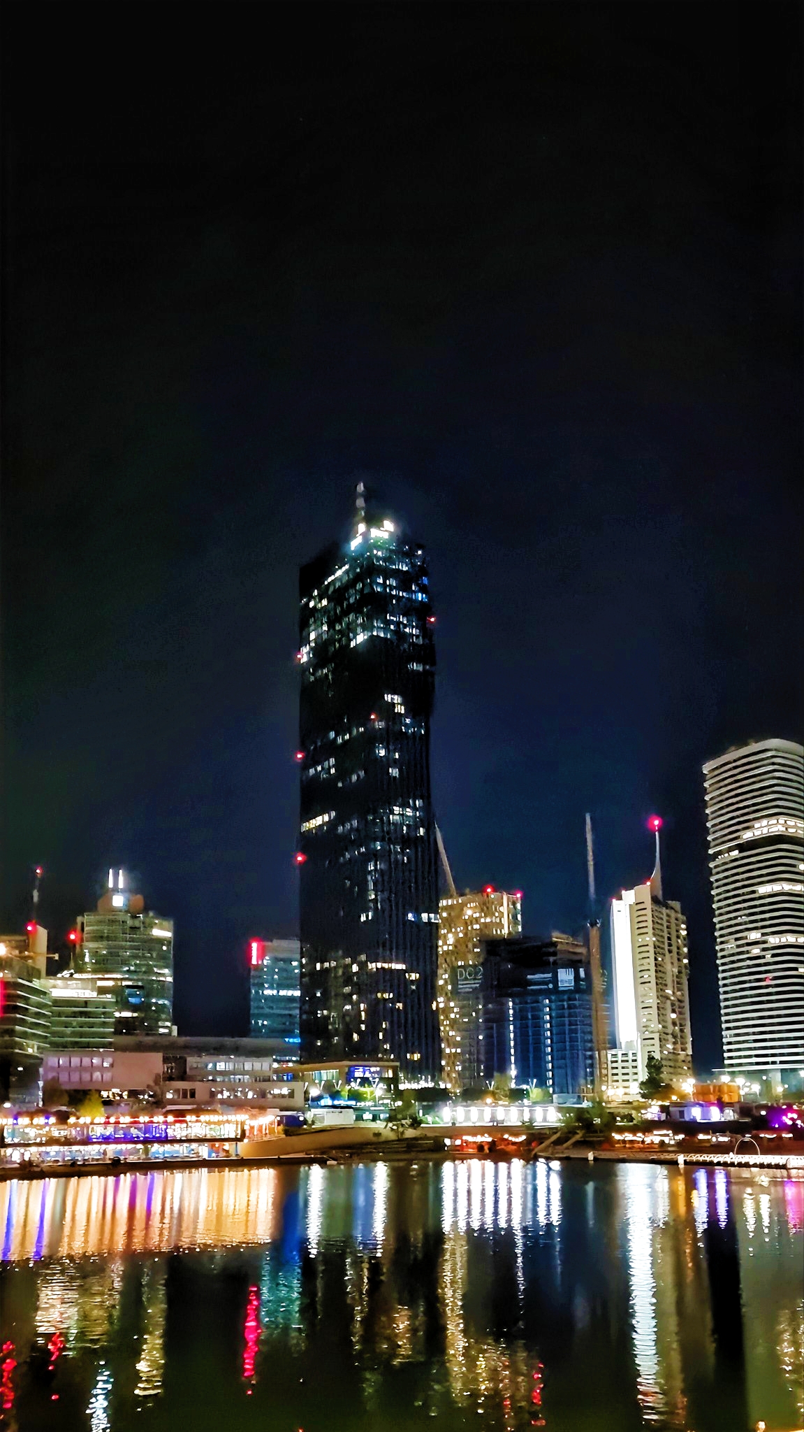Donau Ufer bei Nacht